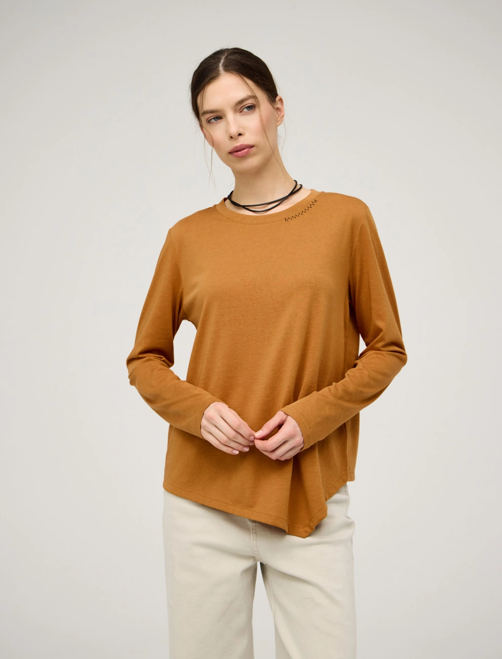 Янтарный женский джемпер с асимметричным низом хлопок Hass