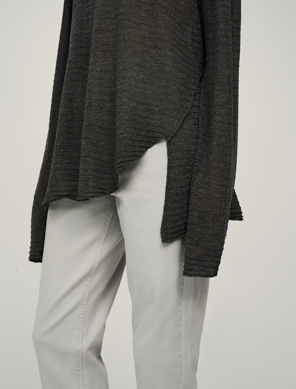 Серый женский джемпер с разрезом вязаный хлопок Hass