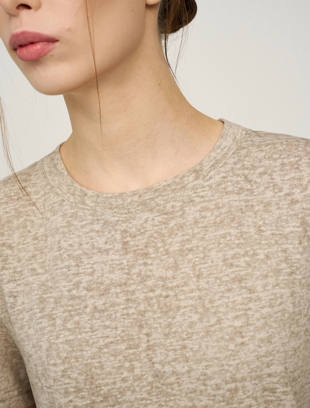 Бежевая женская футболка с булавкой хлопок Hass