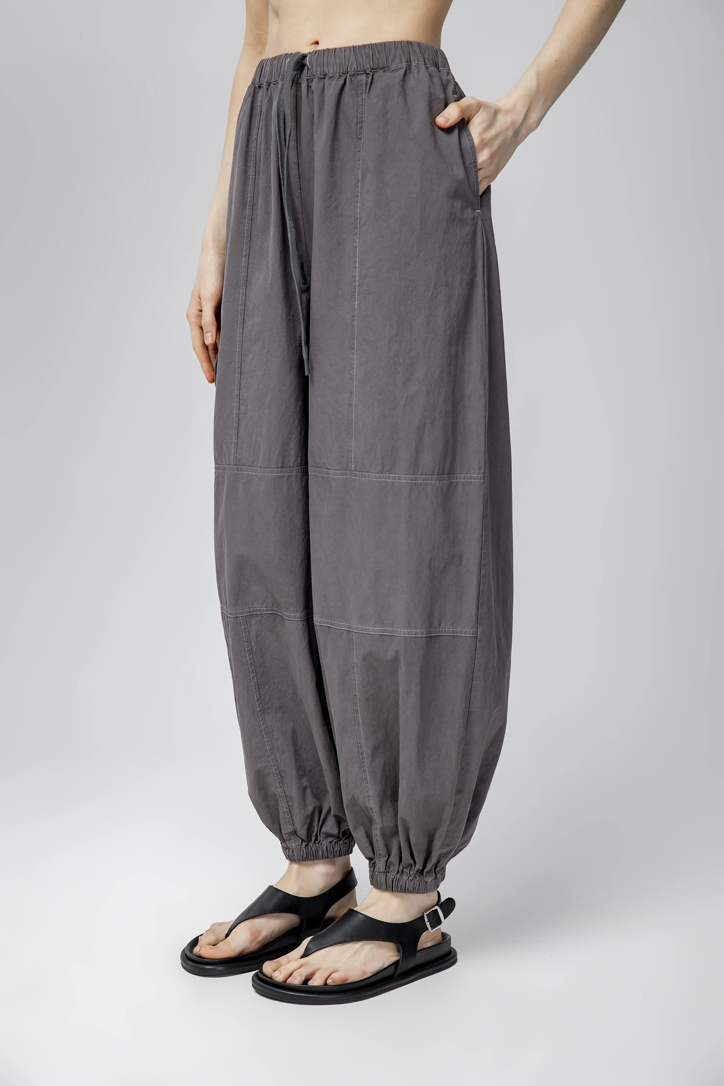 Серые женские брюки с резами хлопок Hass