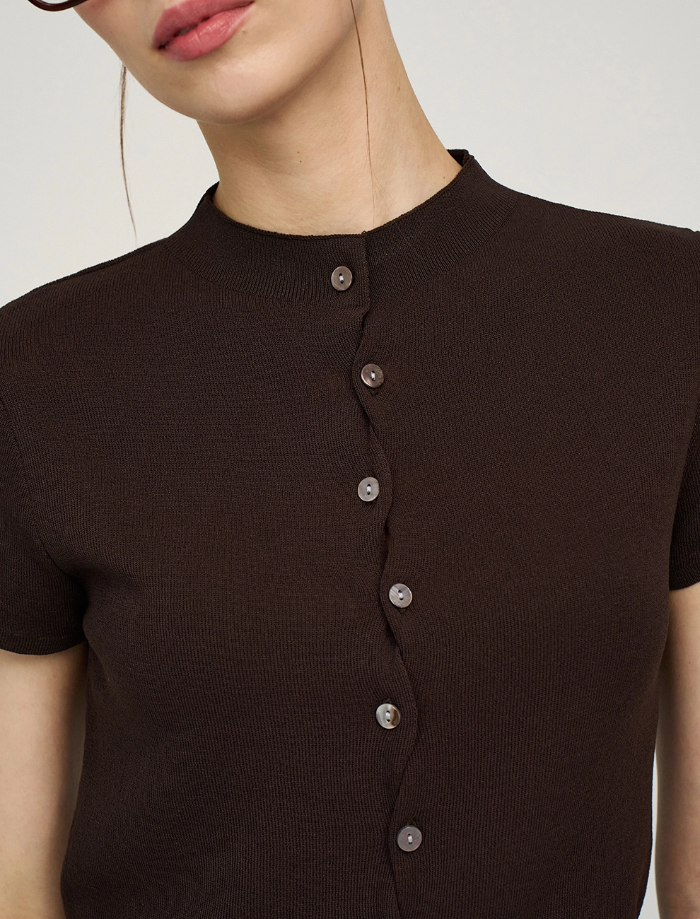 Коричневый женский джемпер с волнообразной застежкой хлопок Hass