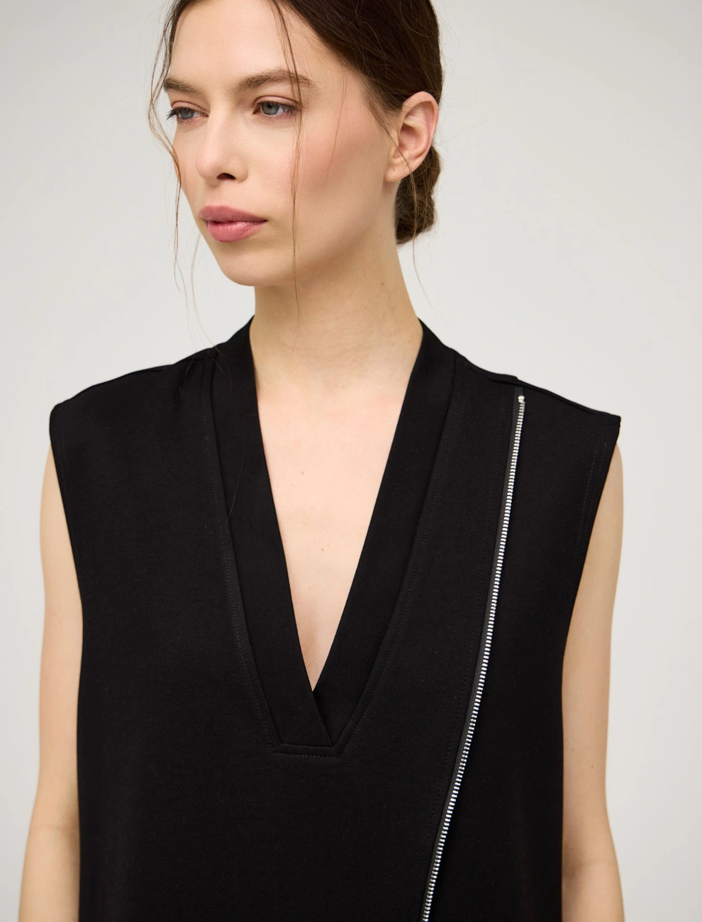 Черный женский асимметричный жилет хлопок Hass