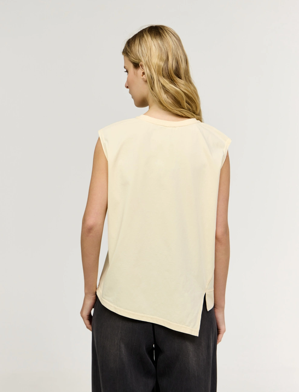 Сливочная женская блузка с ассиметричным низом хлопок Hass