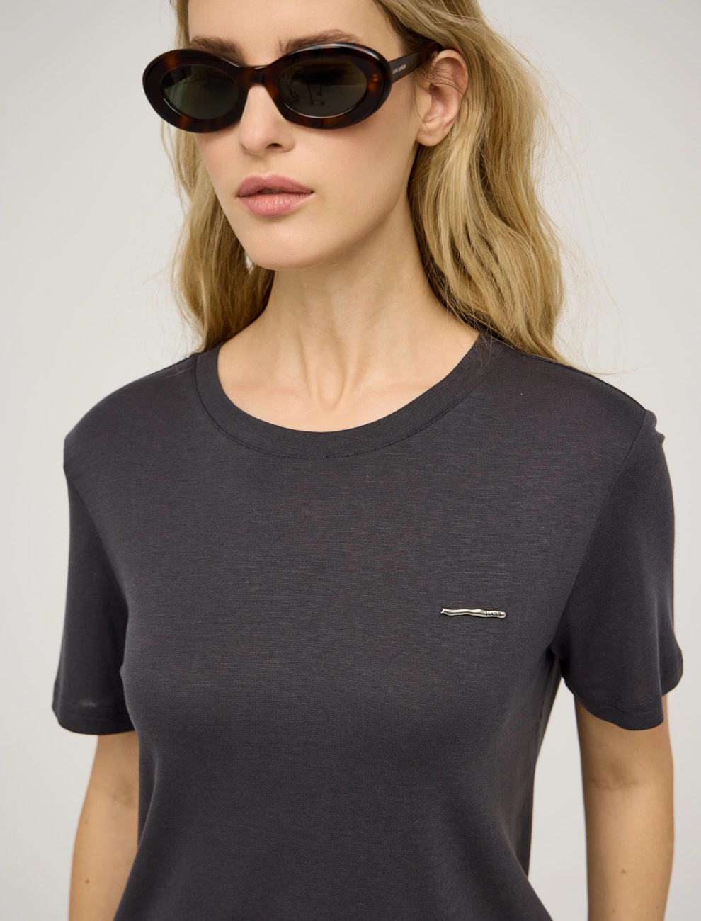 Серая женская футболка с защипом на спине  Hass