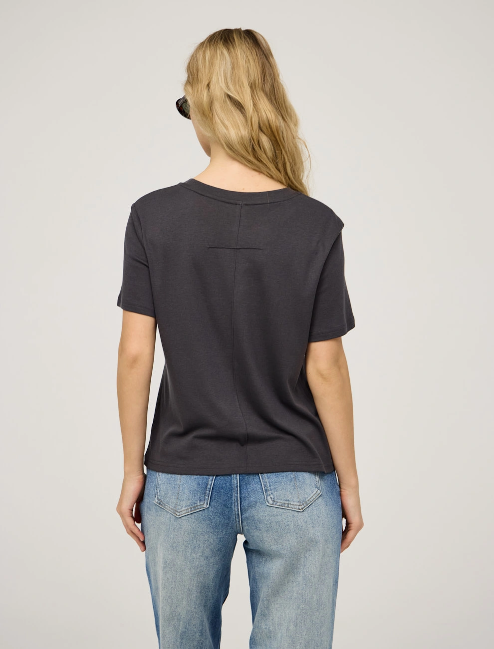 Серая женская футболка с защипом на спине  Hass