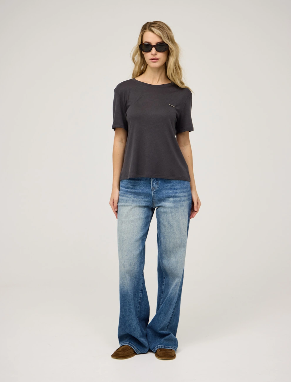 Серая женская футболка с защипом на спине  Hass