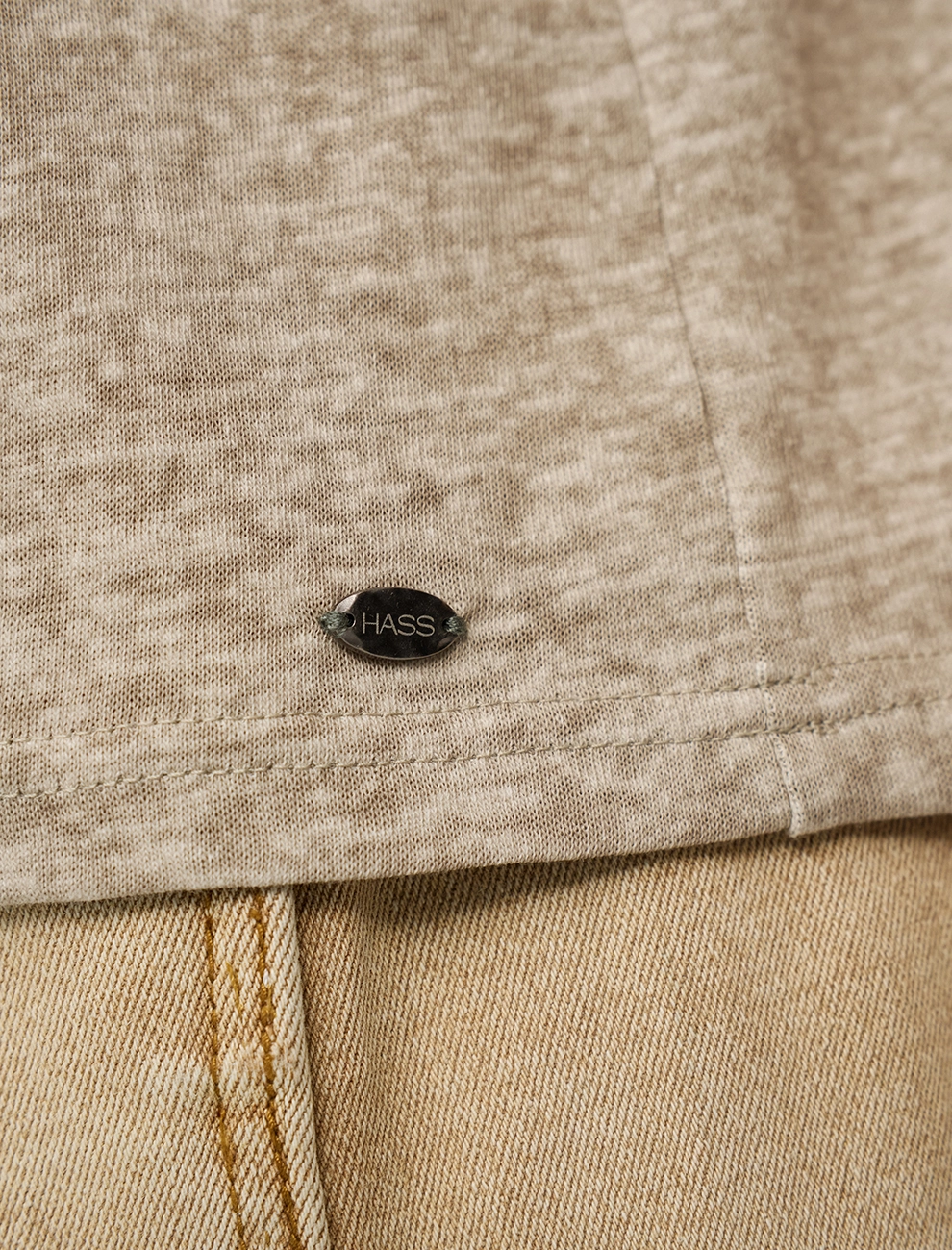 Бежевая женская футболка с булавкой хлопок Hass