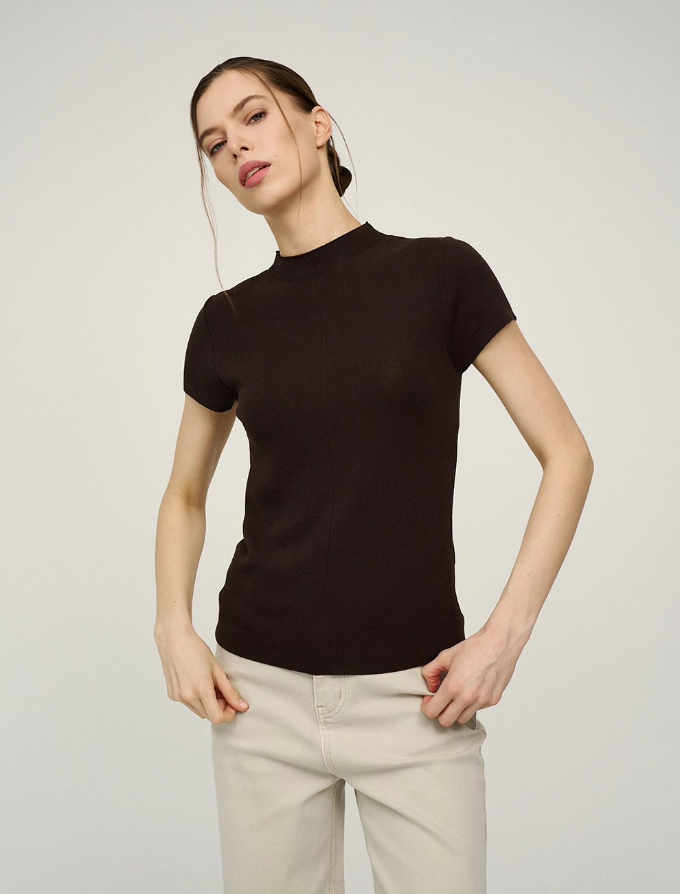 Коричневый женский джемпер с воротником стойкой хлопок Hass