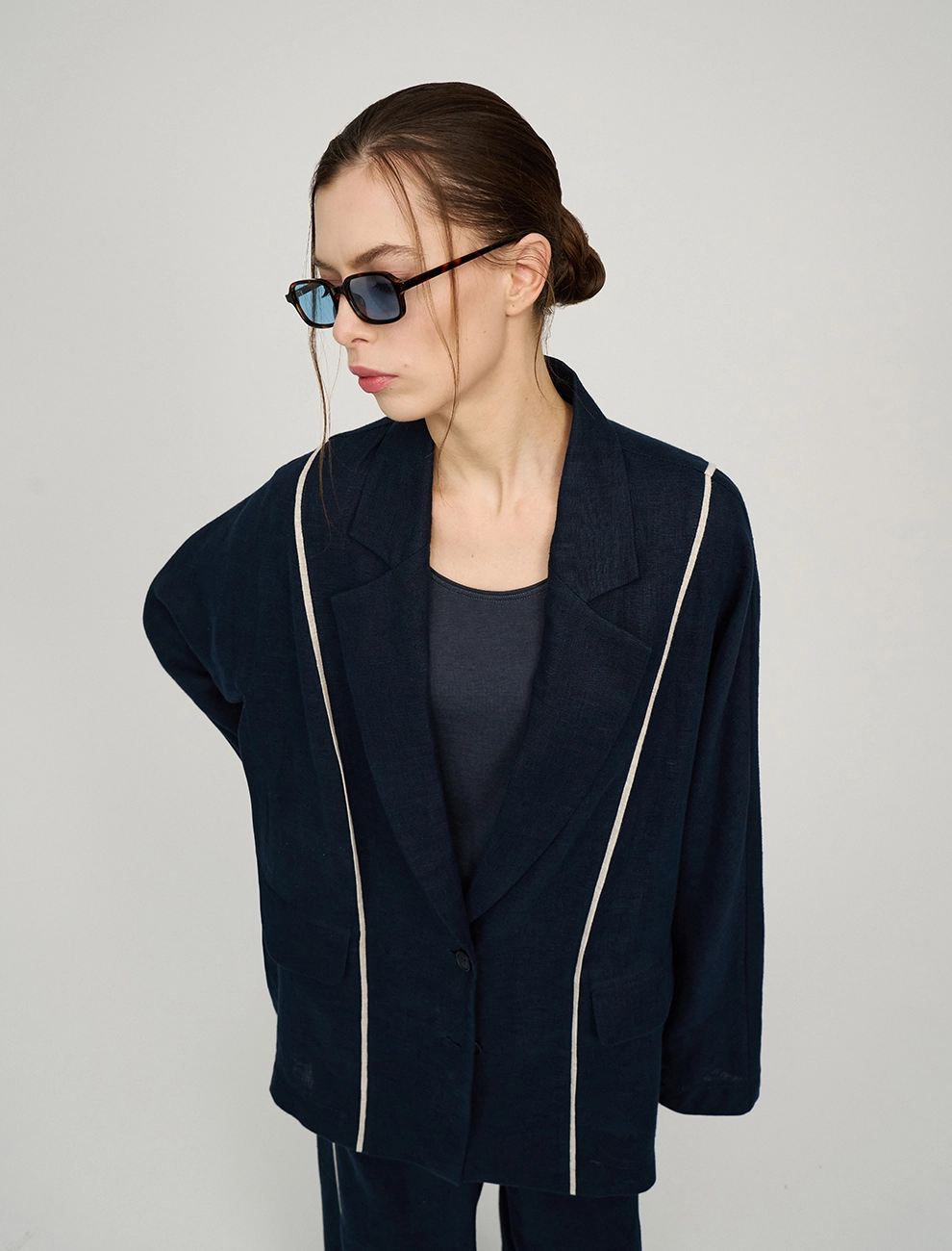 Синий женский жакет изо льна с кантами лен