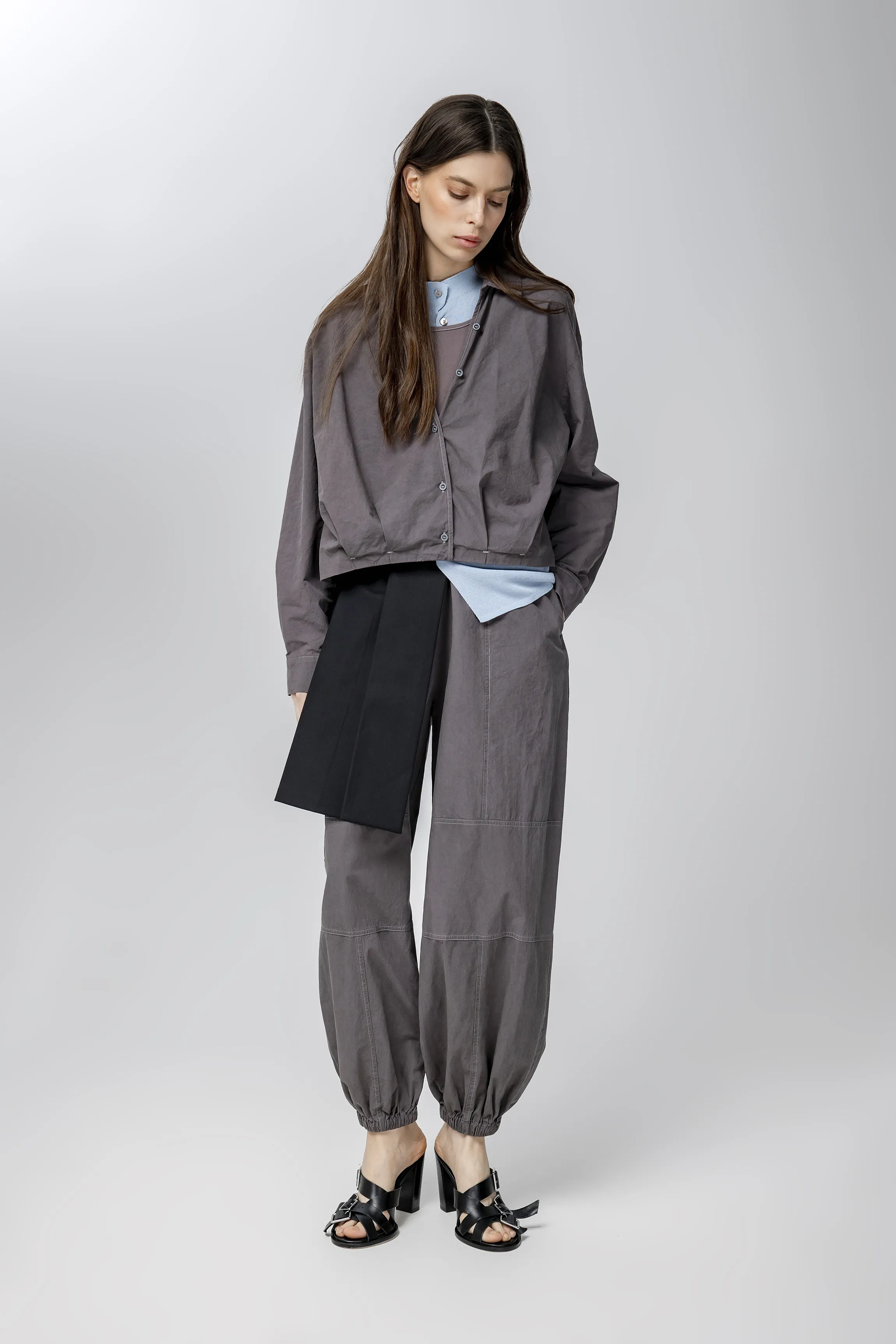 Серые женские брюки с резами хлопок Hass