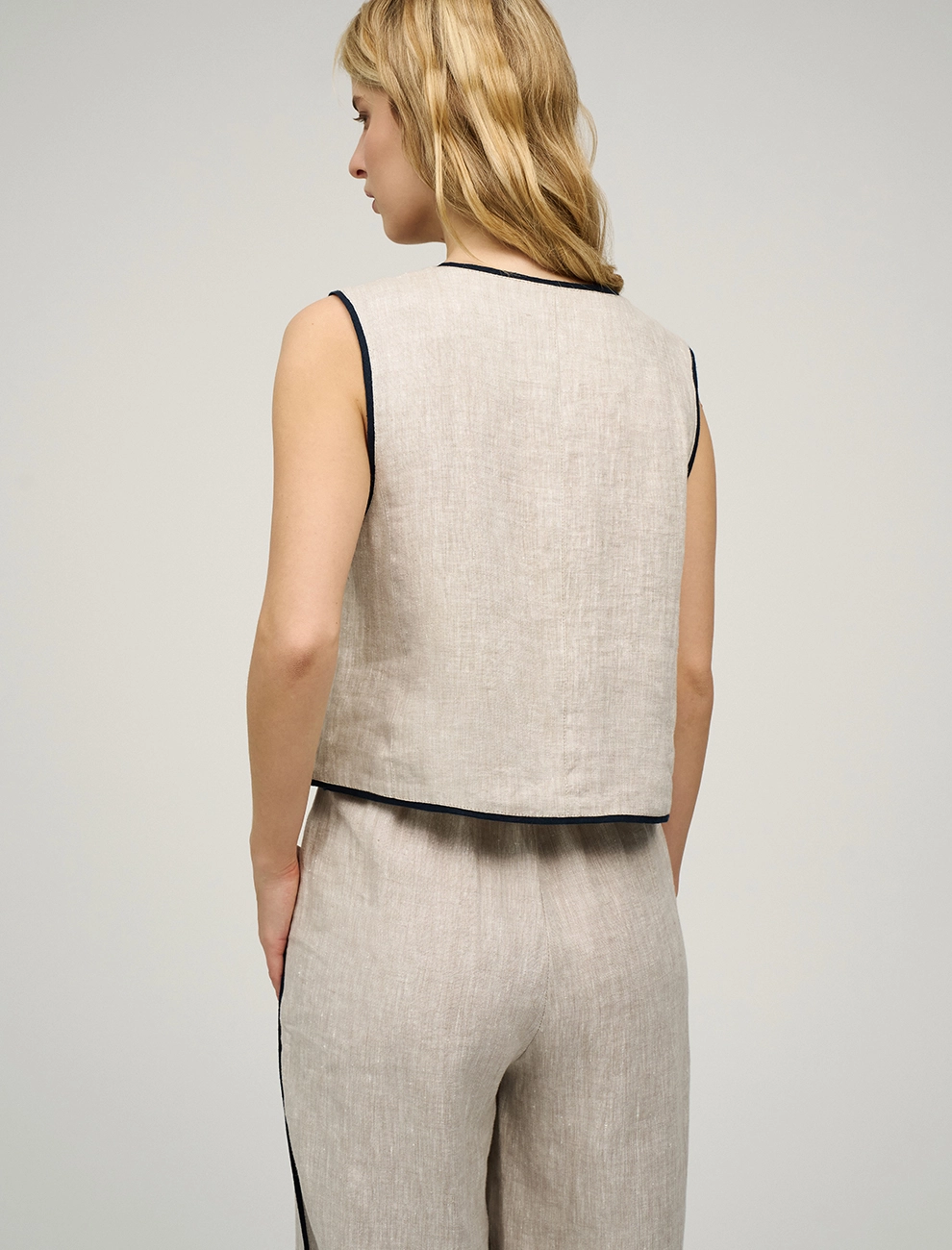 Бежевый женский жилет изо льна с кантами лен Hass