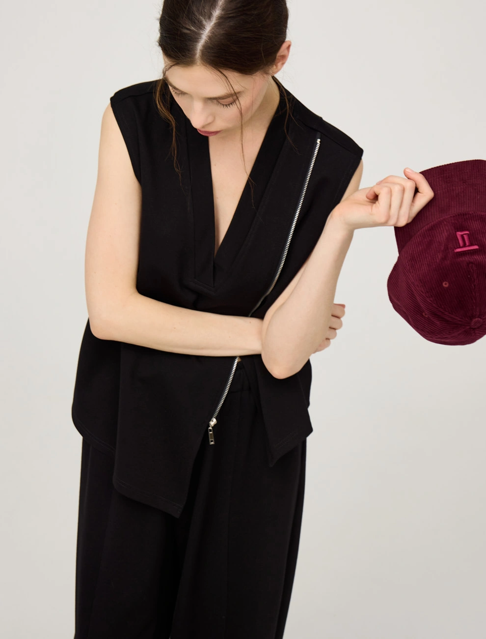 Черный женский асимметричный жилет хлопок Hass