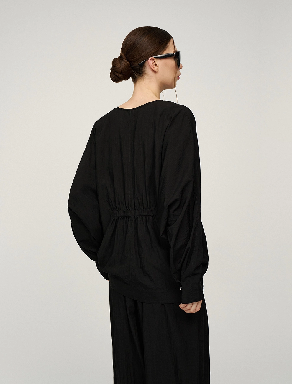 Черная женская блузка «Паук» с кольцом на рукаве  Hass