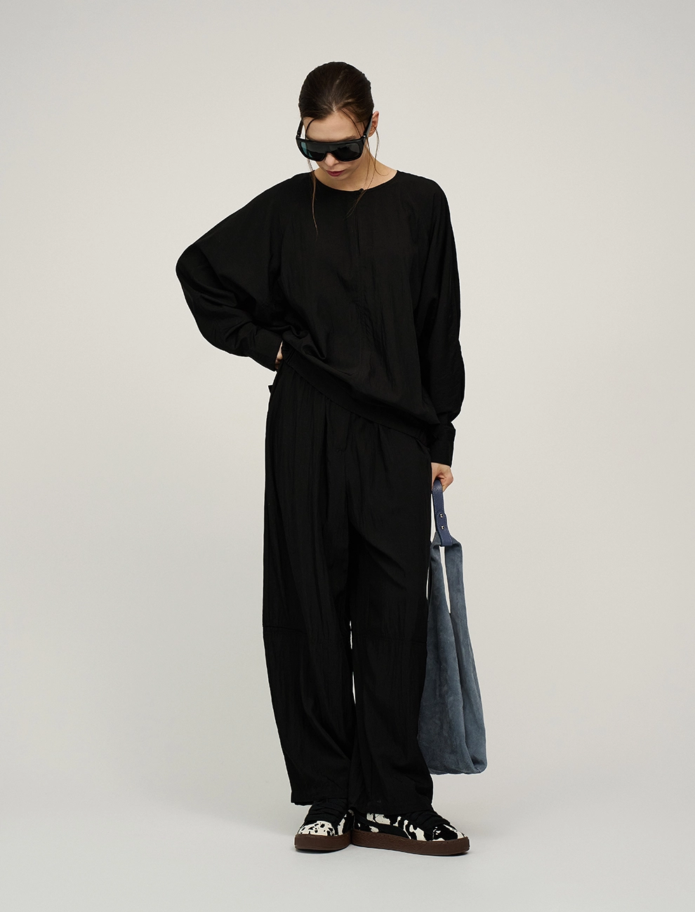 Черная женская блузка «Паук» с кольцом на рукаве  Hass