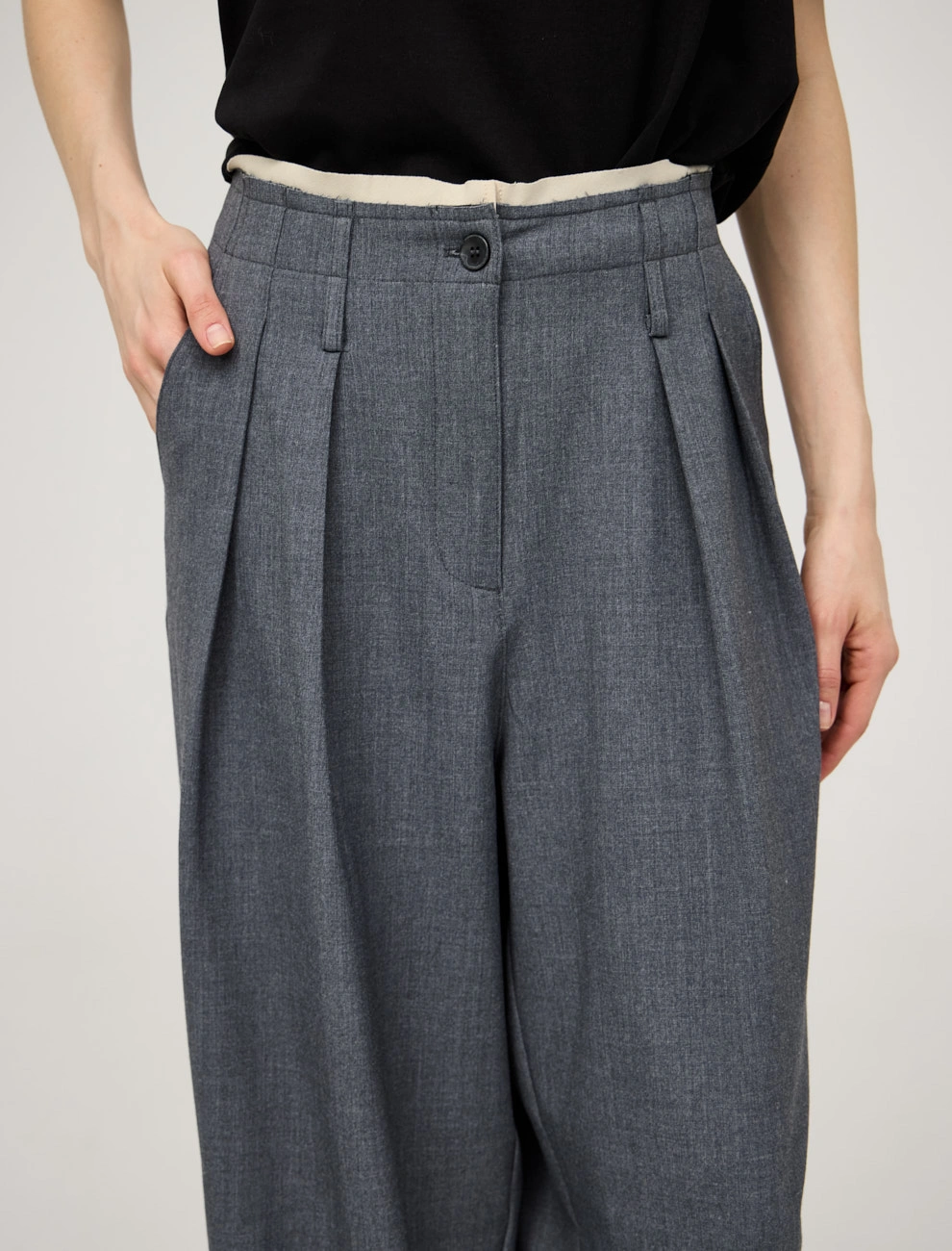 Серые женские брюки "Необработанный срез"  Hass