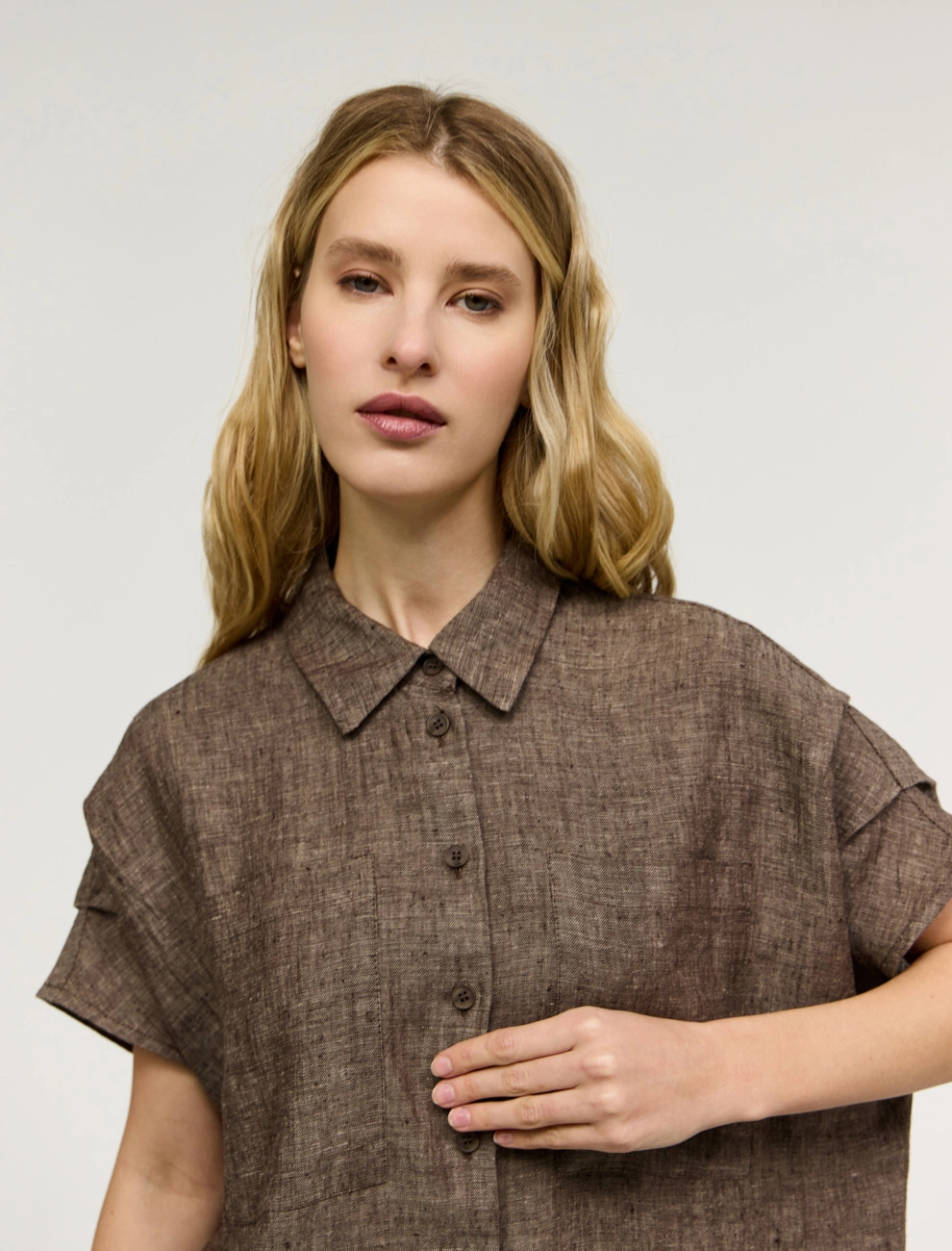 Коричневая женская рубашка с коротким рукавом изо льна лен Hass