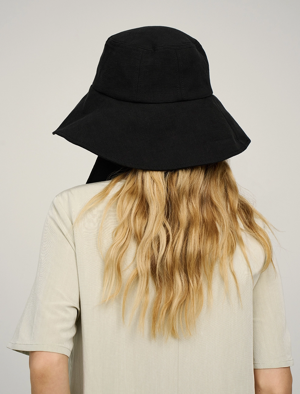 Черная панама с широкими полями лен Hass