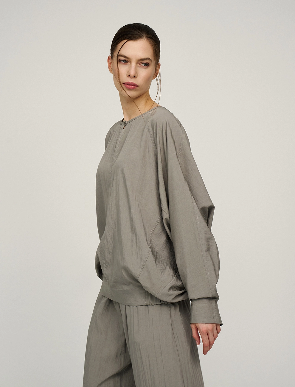 Зеленая женская блузка «Паук» с кольцом на рукаве  Hass