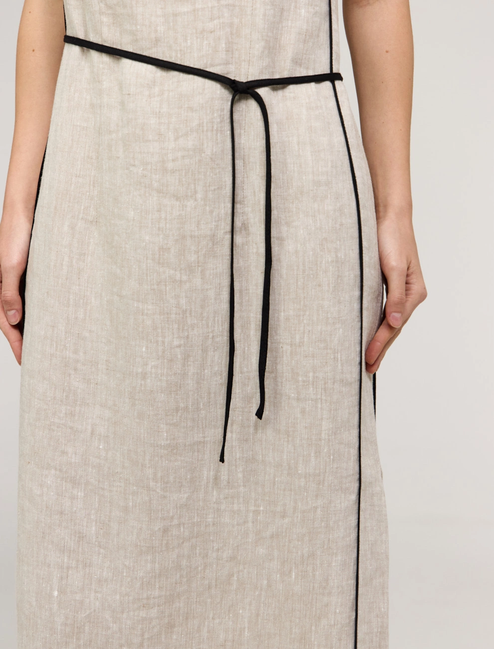 Бежевое женское приталенное платье без рукавов с поясом лен Hass