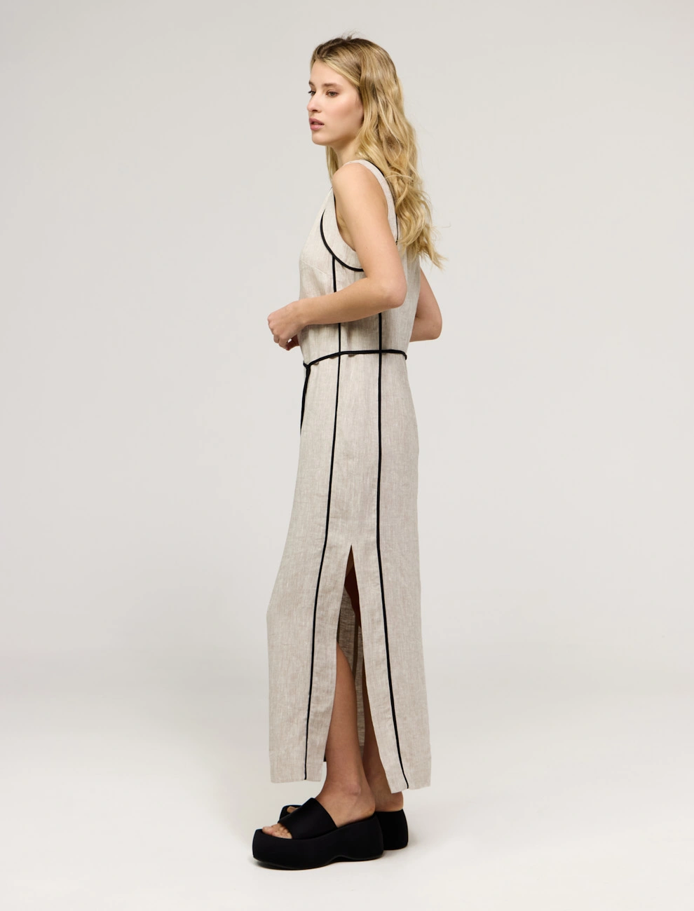 Бежевое женское приталенное платье без рукавов с поясом лен Hass