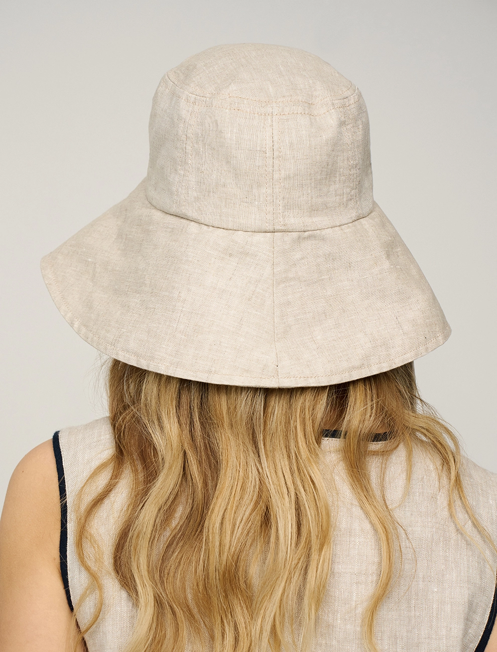 Бежевая панама с широкими полями лен Hass