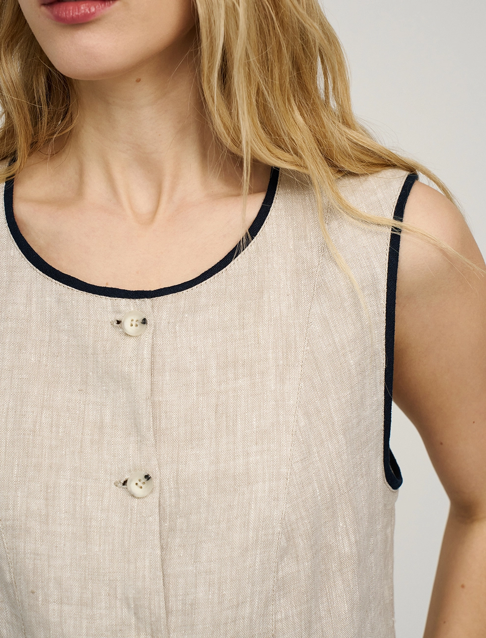 Бежевый женский жилет изо льна с кантами лен Hass