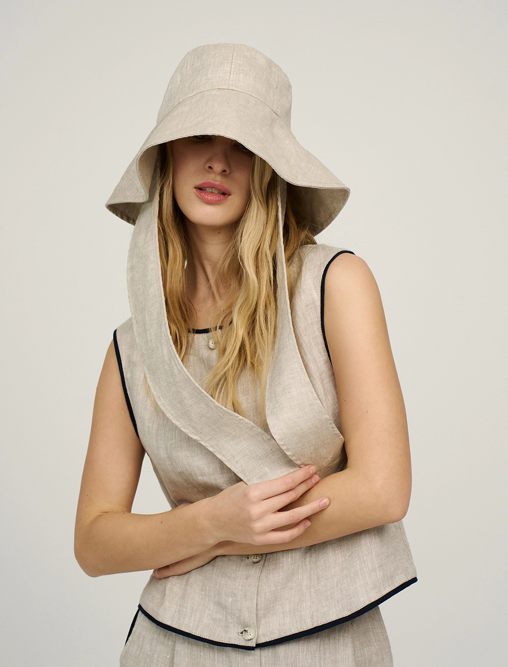 Бежевая панама с широкими полями лен Hass