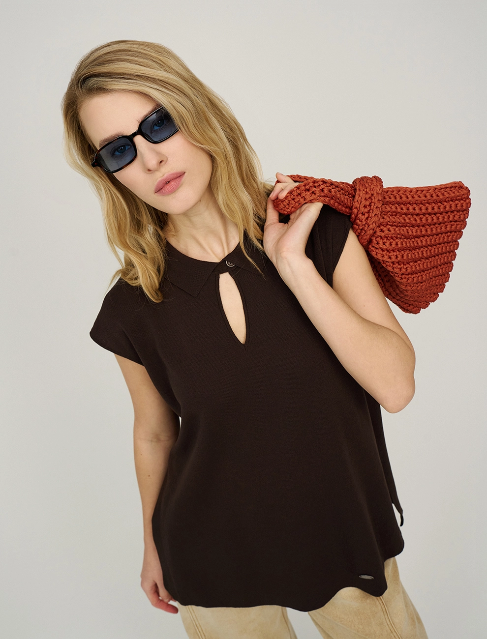 Коричневый женский вязаный жилет с воротником хлопок Hass