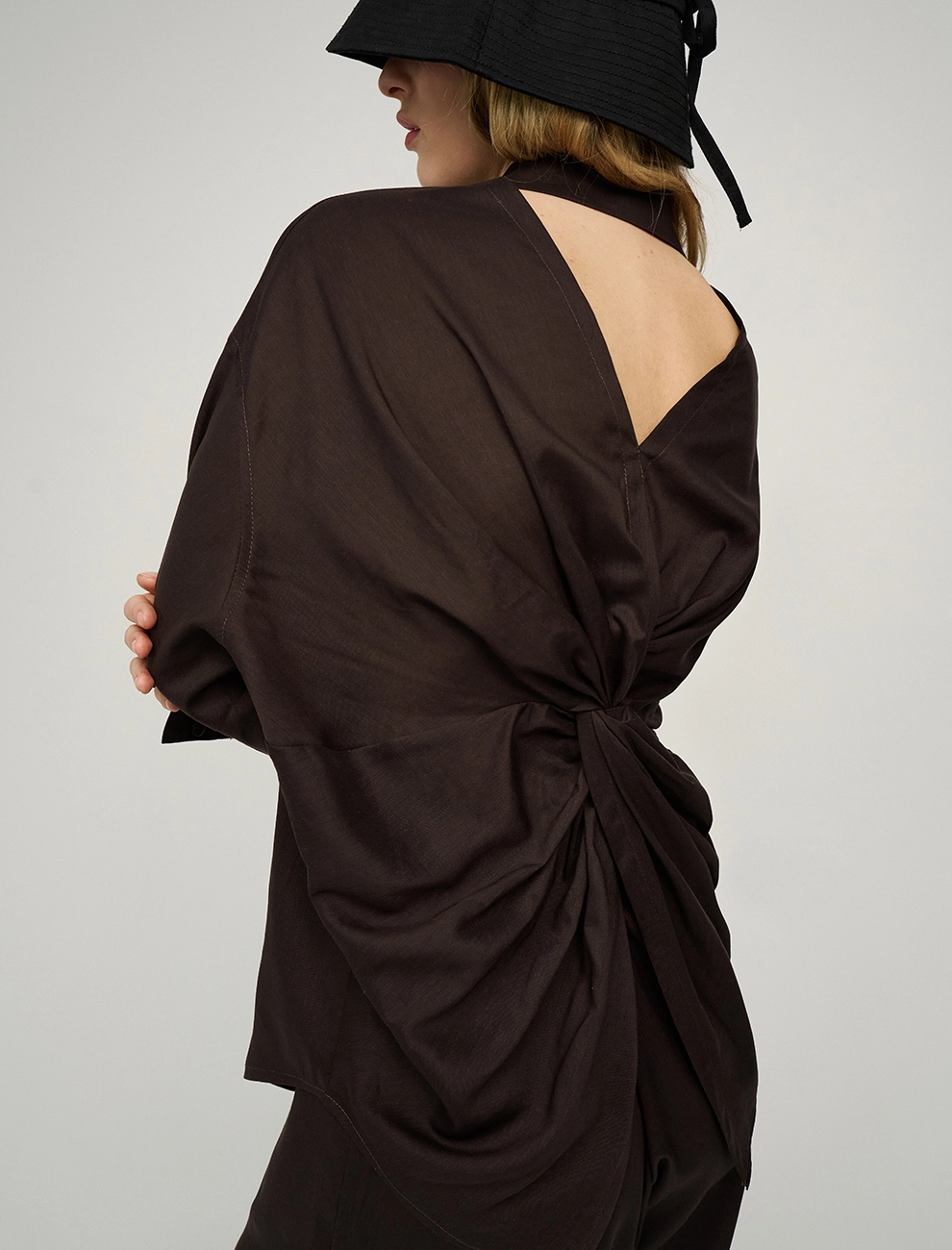 Коричневая женская рубашка с полуоткрытой спинкой крапива Hass