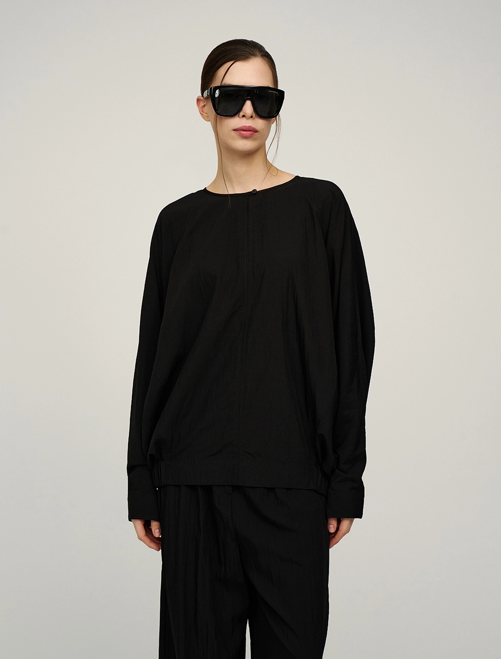 Черная женская блузка «Паук» с кольцом на рукаве  Hass