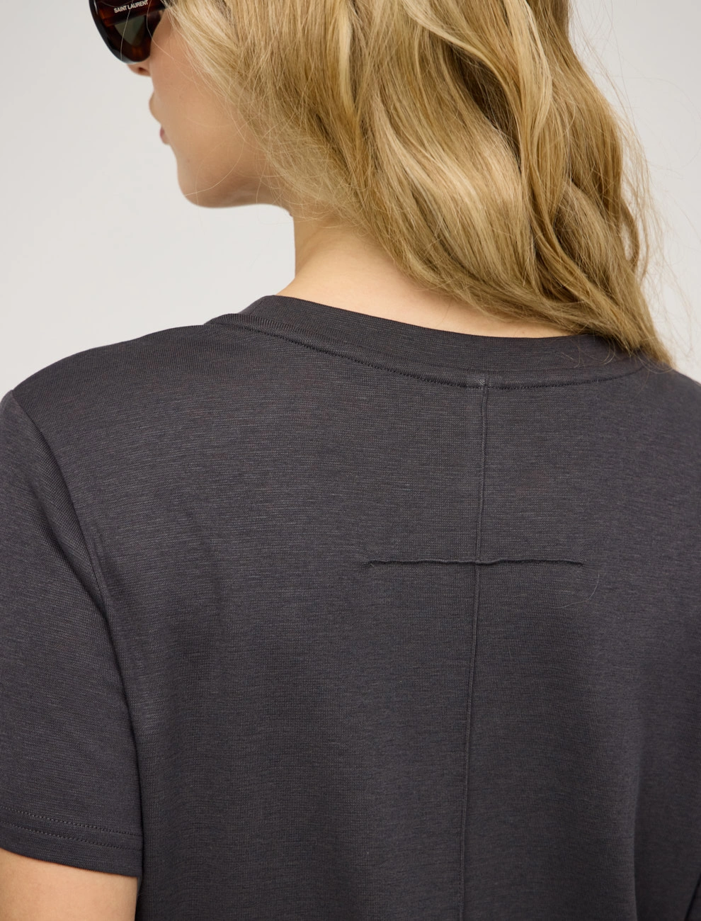 Серая женская футболка с защипом на спине  Hass