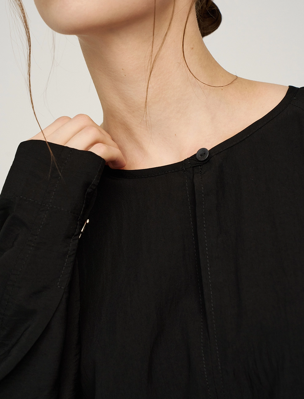 Черная женская блузка «Паук» с кольцом на рукаве  Hass