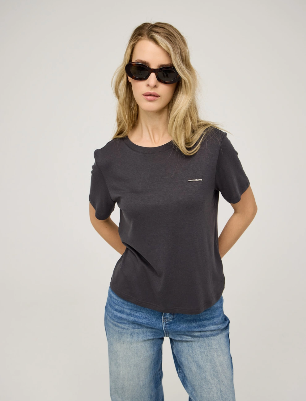 Серая женская футболка с защипом на спине  Hass
