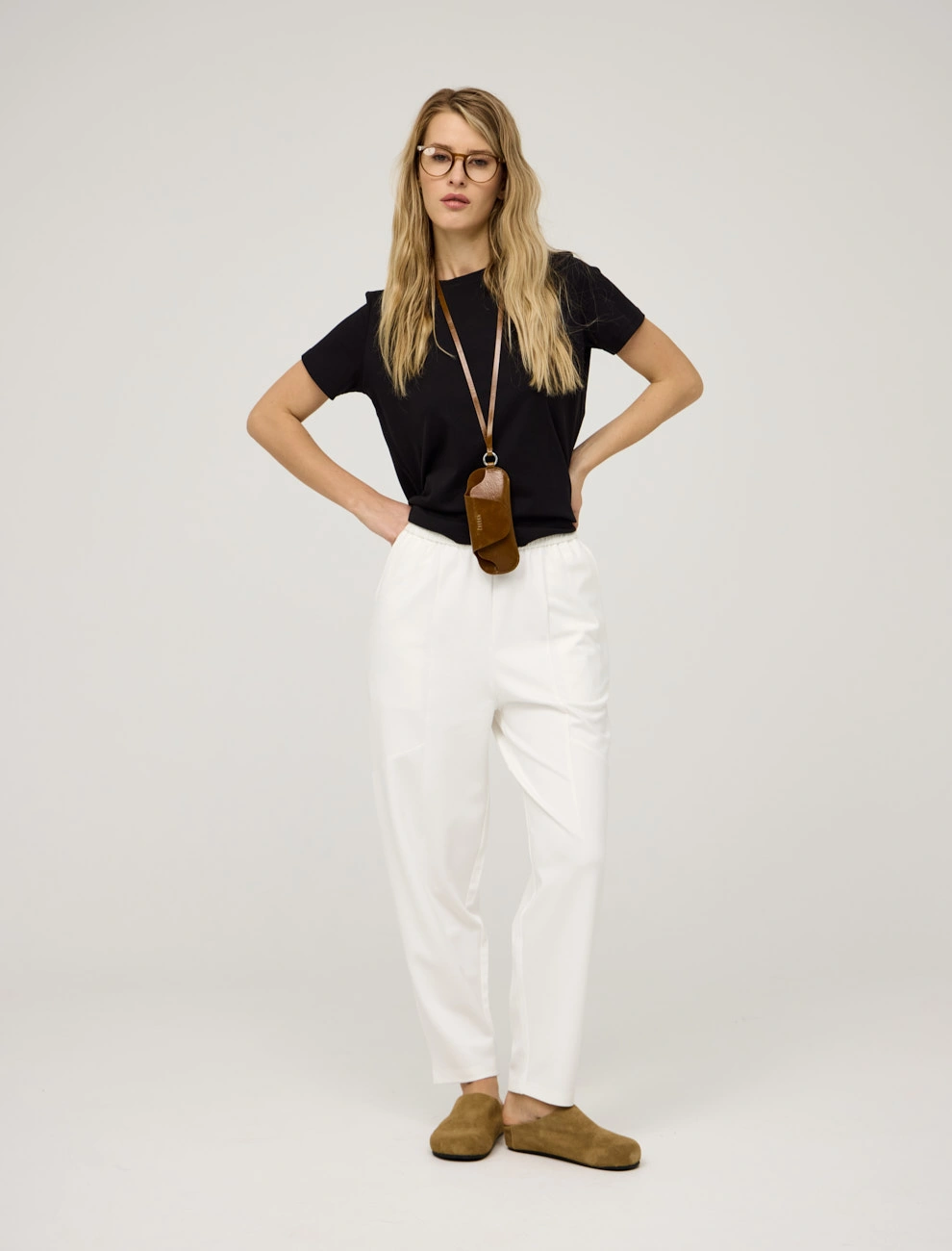 Белые женские зауженные брюки из хлопка 