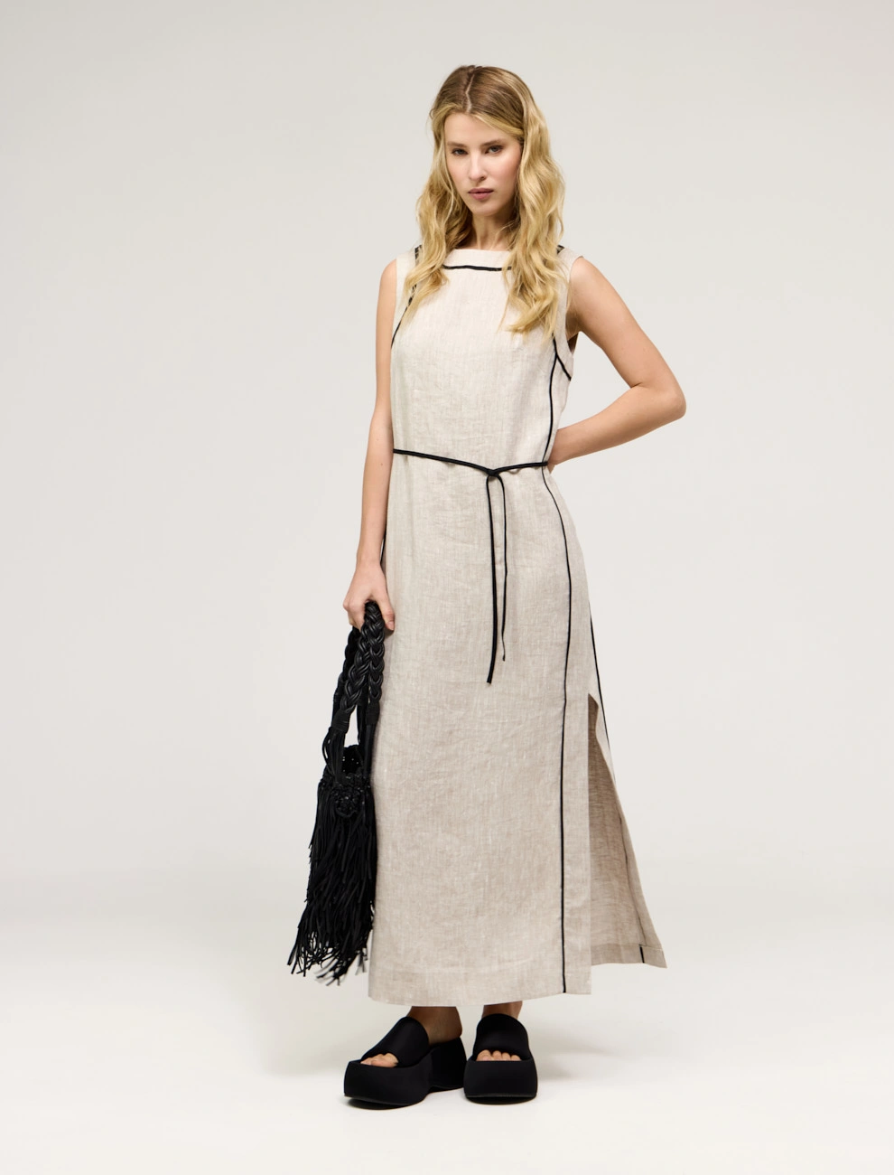 Бежевое женское приталенное платье без рукавов с поясом лен Hass