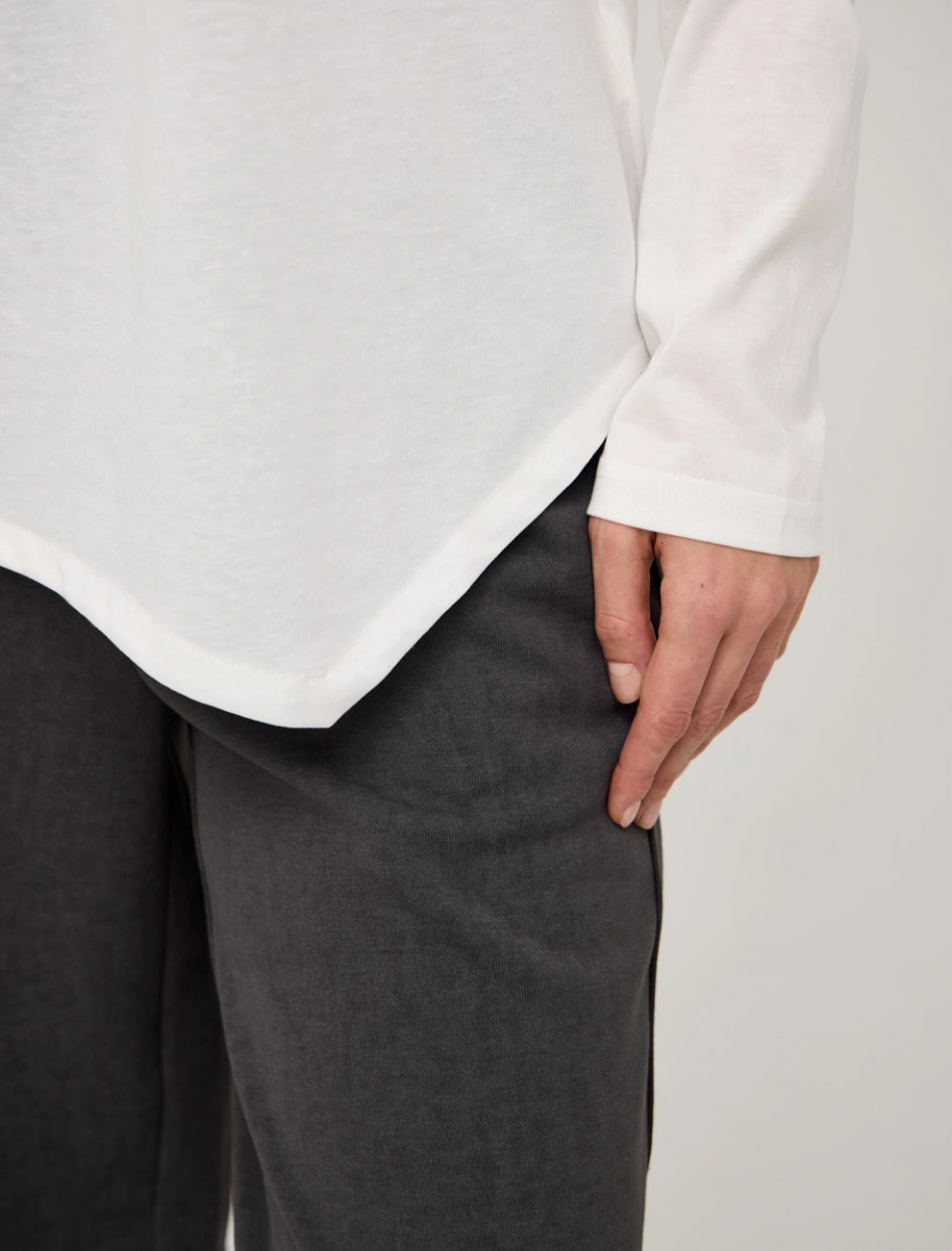 Белый женский джемпер с асимметричным низом хлопок Hass