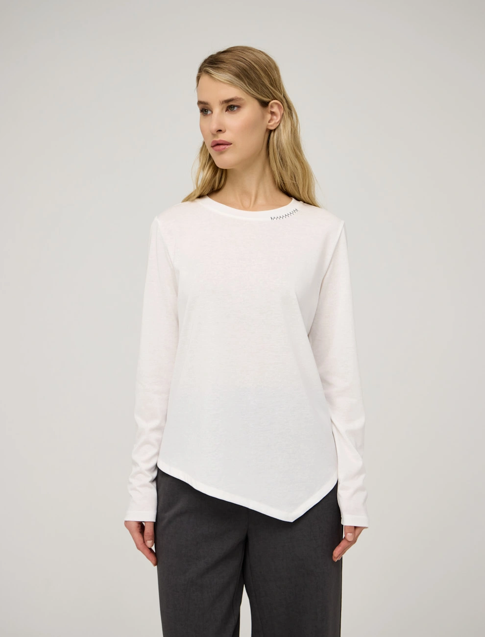 Белый женский джемпер с асимметричным низом хлопок Hass