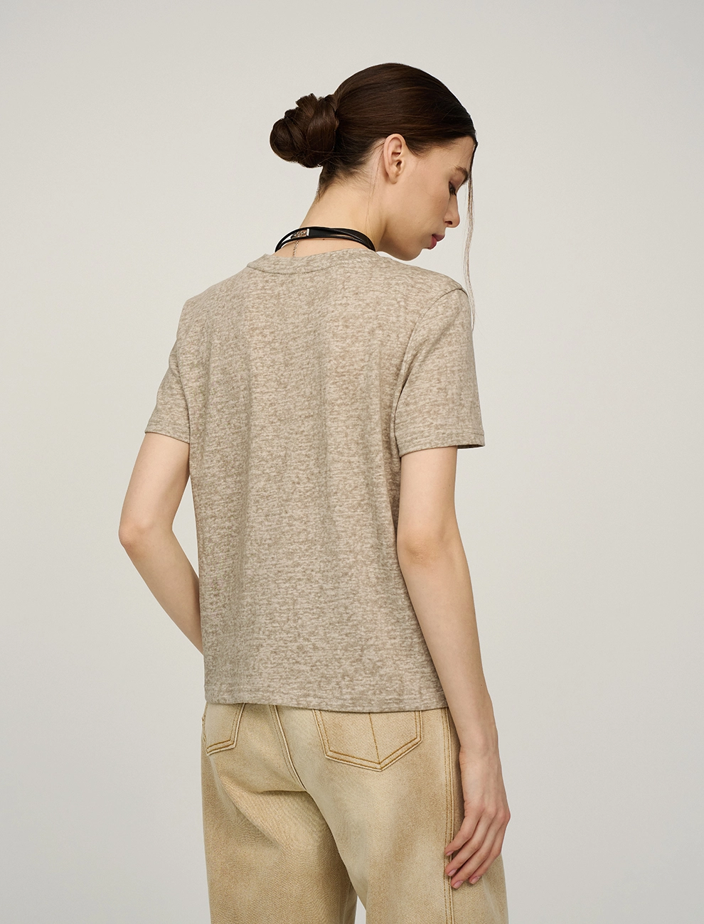 Бежевая женская футболка с булавкой хлопок Hass