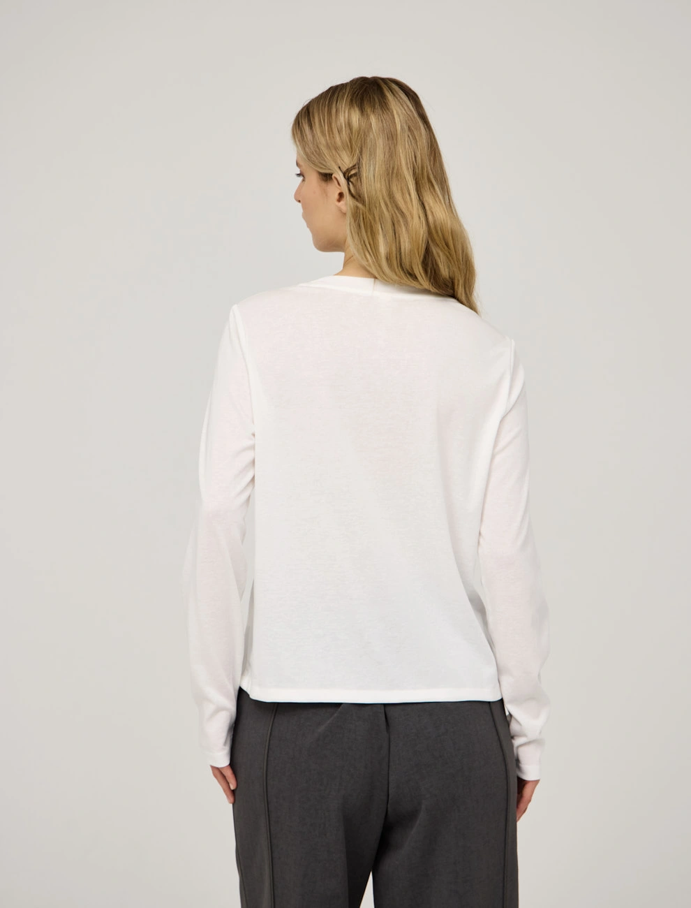 Белый женский джемпер с асимметричным низом хлопок Hass