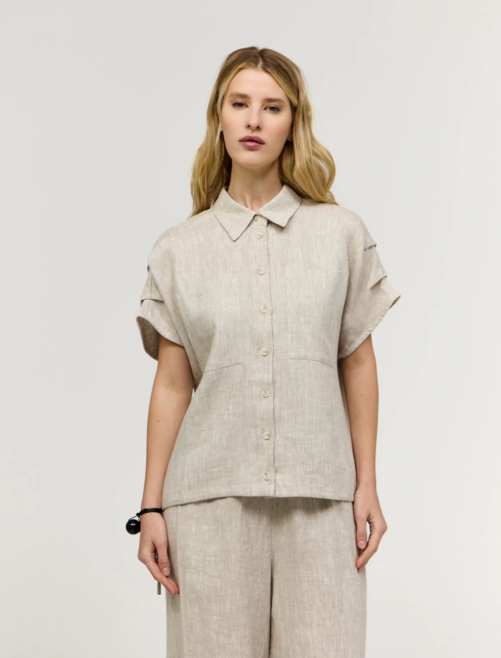 Бежевая женская рубашка с коротким рукавом изо льна лен Hass
