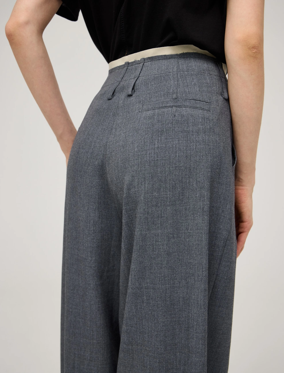 Серые женские брюки "Необработанный срез"  Hass