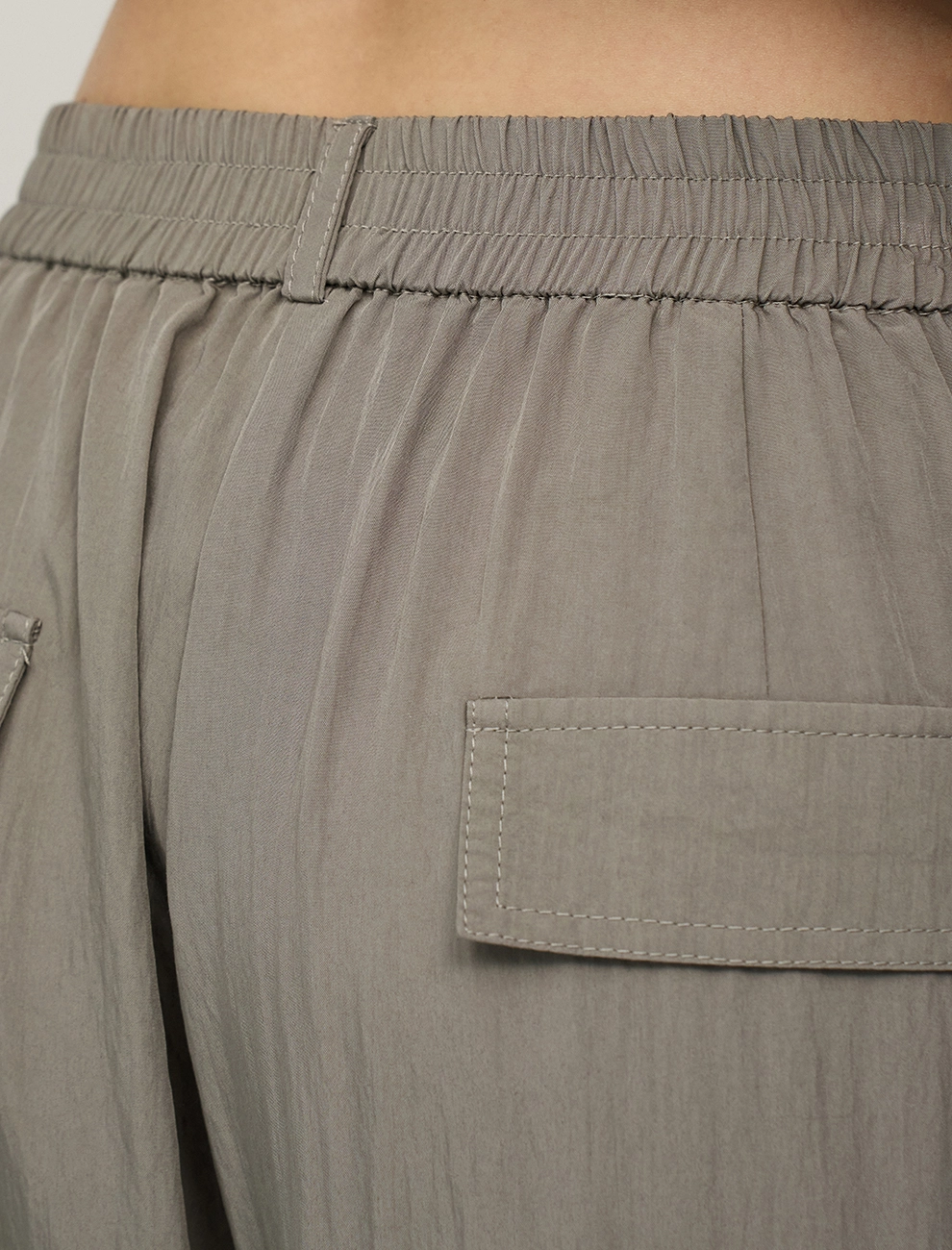 Зеленые женские брюки с вырезом ниже колена  Hass