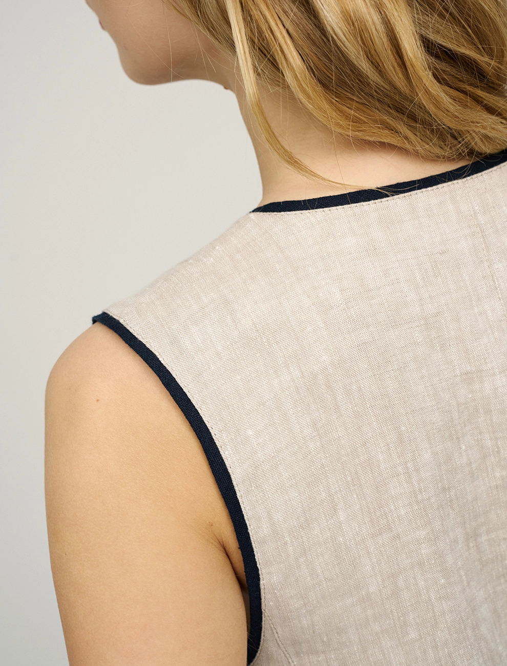 Бежевый женский жилет изо льна с кантами лен Hass