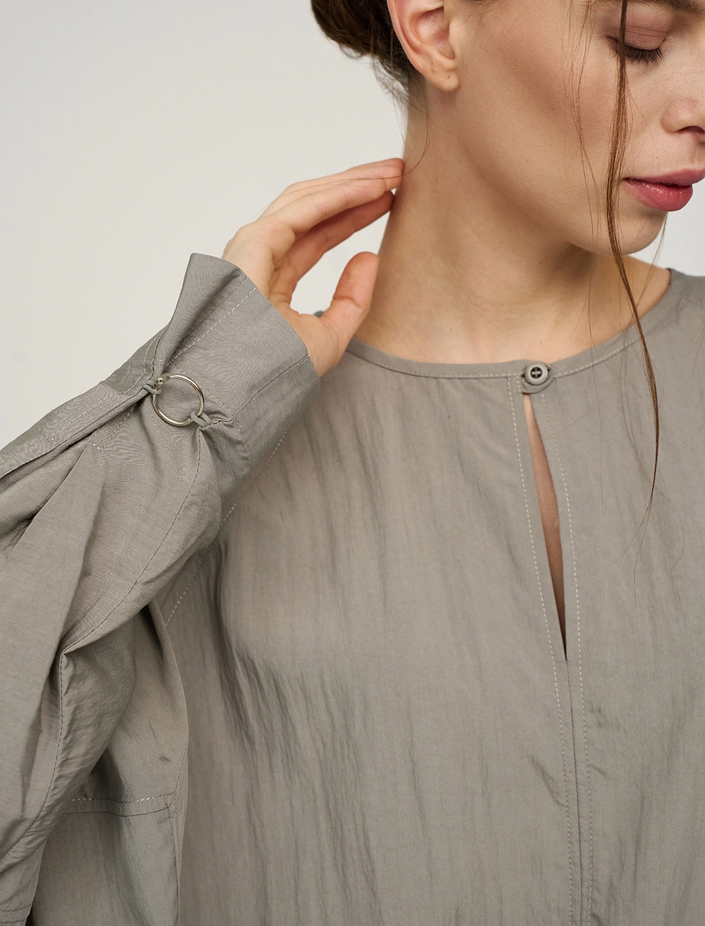 Зеленая женская блузка «Паук» с кольцом на рукаве  Hass