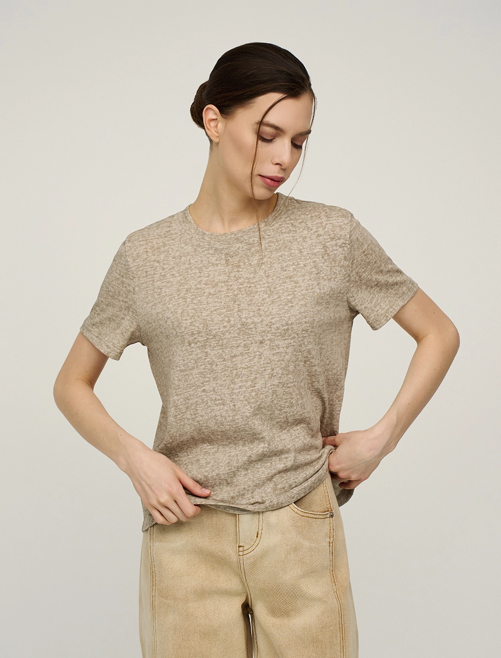 Бежевая женская футболка с булавкой хлопок Hass