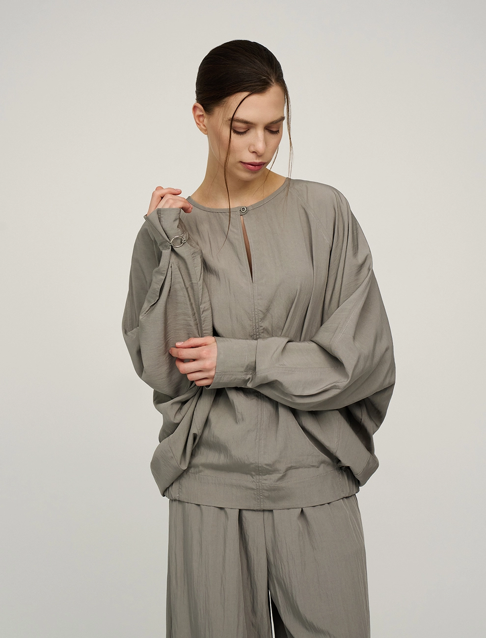 Зеленая женская блузка «Паук» с кольцом на рукаве  Hass