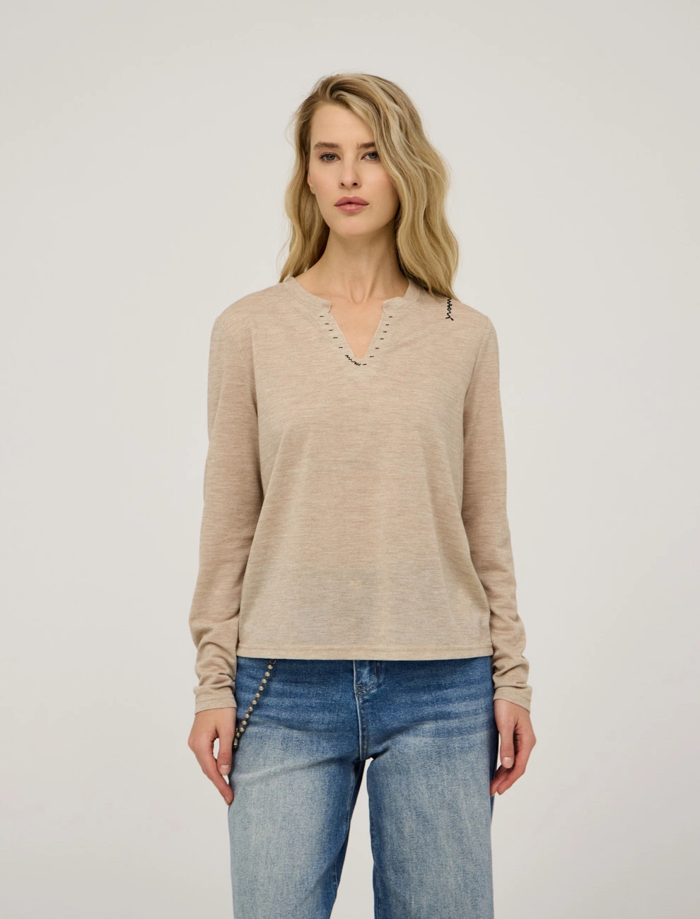Бежевый женский джемпер с вышивкой  Hass