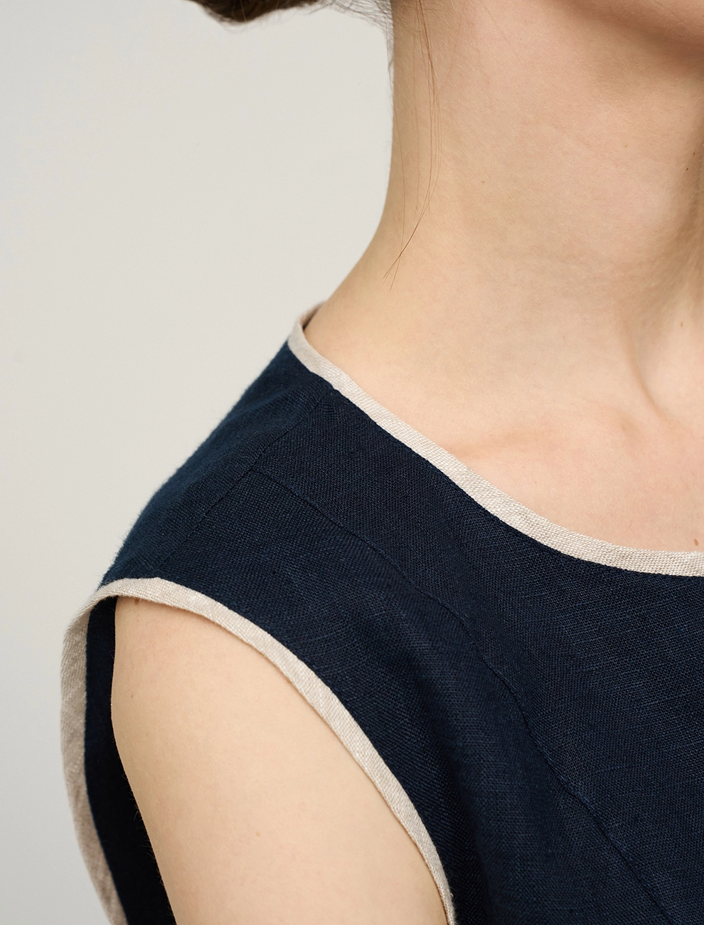 Синий женский жилет изо льна с кантами лен Hass