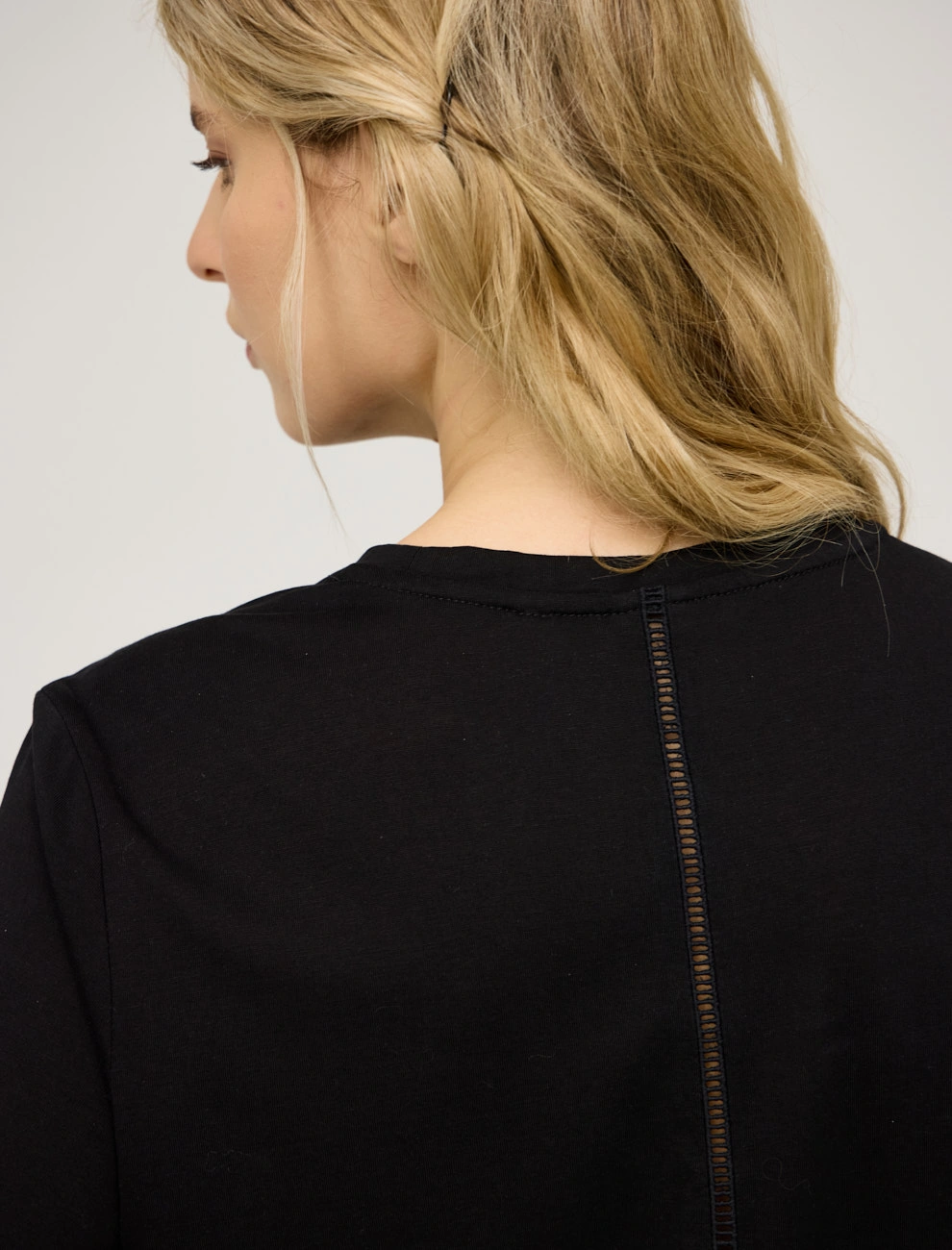 Черная женская футболка "Мережка" хлопок Hass