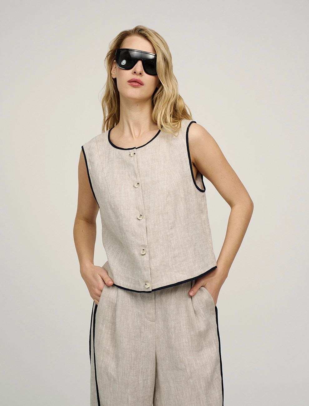 Бежевый женский жилет изо льна с кантами лен Hass